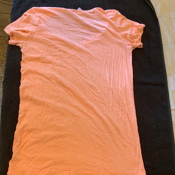 PINK T-shirt. Size large. Gently worn - Picture 2 of 3